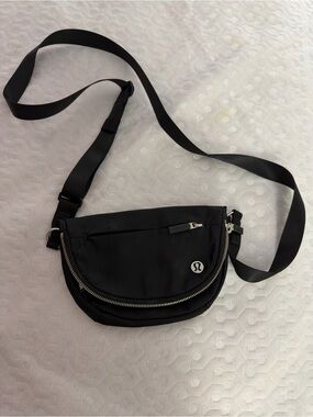 lululemon athletica Black Crescent Belt Bag